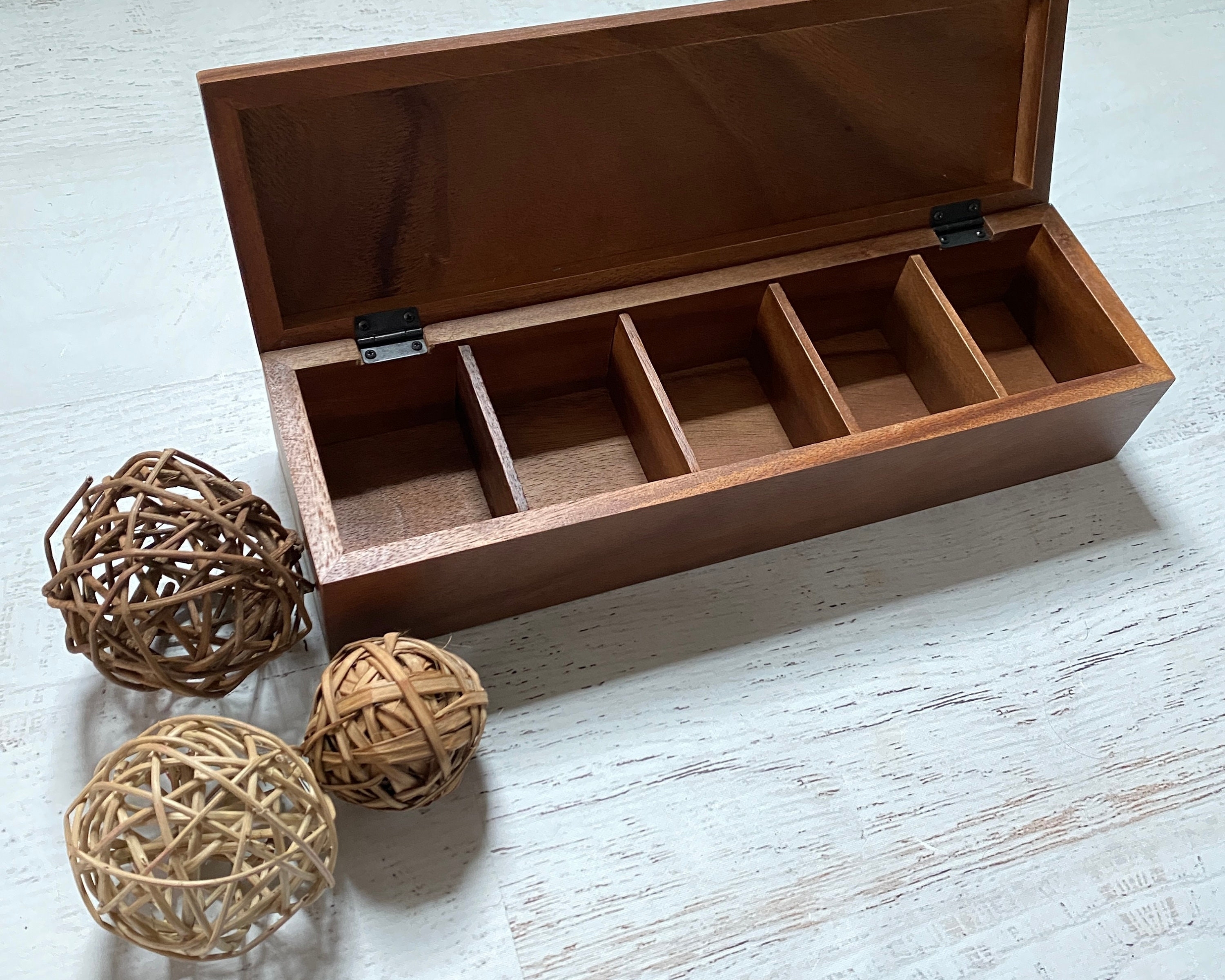 5-compartment in this wooden tea box for organizing tea bags.